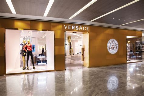 store manager versace stipendio|Working as a Store Manager at Versace: Employee Reviews.